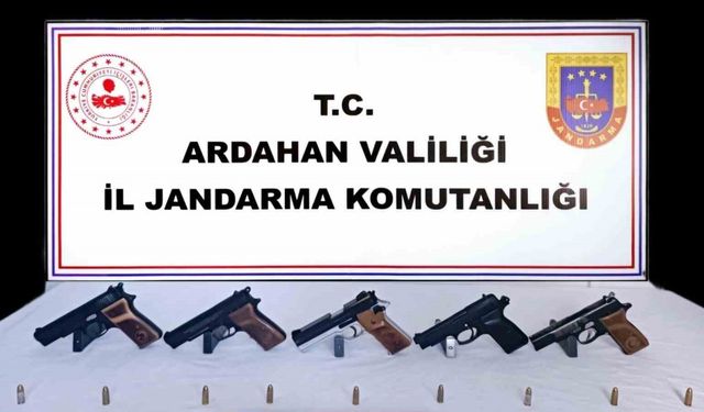 Ardahan’da otomobilde 5 adet ruhsatsız tabanca ele geçirildi