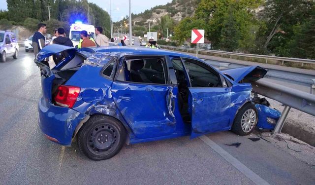 Burdur’da kontrolden çıkan otomobil önce bariyere sonra traktöre çarptı: 5 yaralı