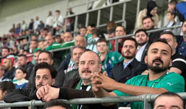 Mustafa Varank, Bursaspor maçını taraftarla izledi