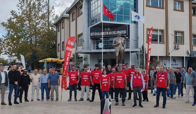 Üç kişinin işine son veren CHP’li Büyükkarıştıran Belediyesi işçileri eylem yaptı