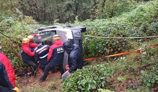 Rize’de uçuruma yuvarlanan araç askıda kaldı, sürücüyü ekipler kurtardı