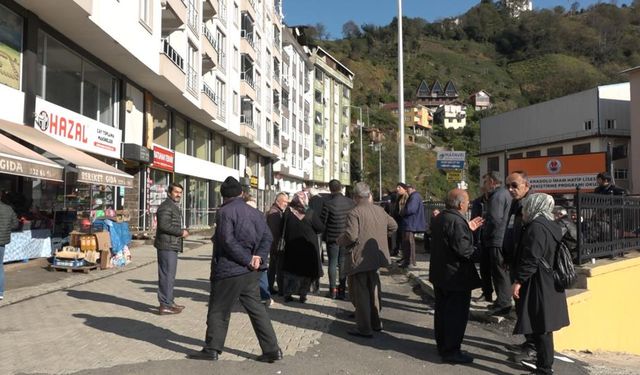 Rize’de heyelan nedeniyle tahliye edilen apartman sakinlerinin bekleyişi sürüyor