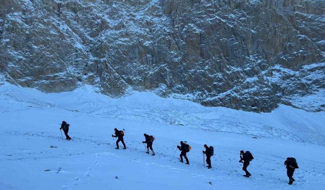 Aladağlar’da kaybolan dağcı ikiz kardeşleri arama calışmalarına yeniden başlandı