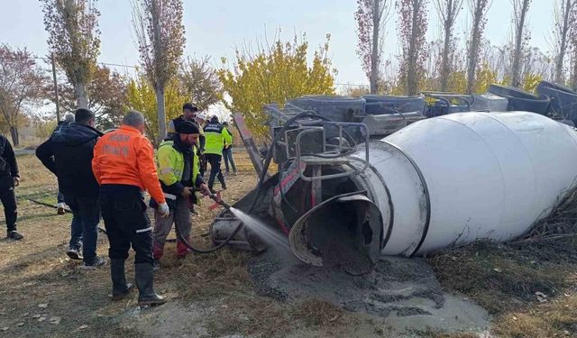 Devrilen beton mikseri içindeki beton boşaltılarak kaldırıldı