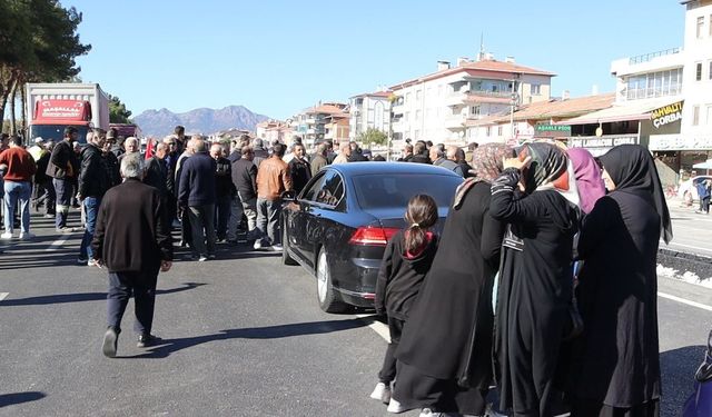 Eylem yapan mahalle sakinleri uluslararası karayolunu trafiğe kapattı