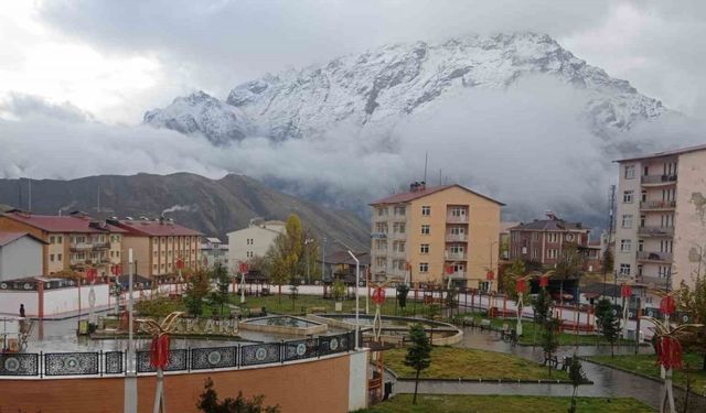 Hakkari’nin etrafını saran dağlar beyaza büründü