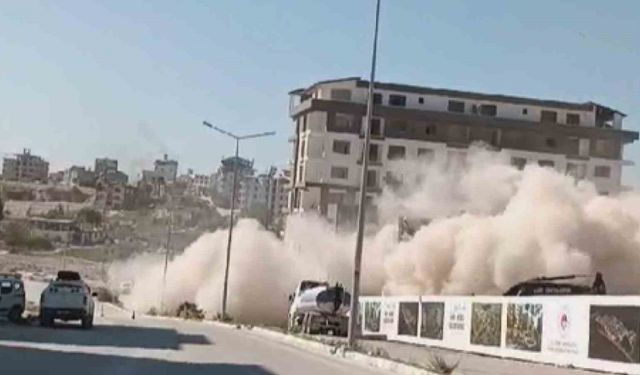 Hatay’da ağır hasarlı 9 katlı binalar iş makinesinin dokunuşuyla yerle bir oldu