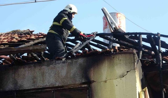 İki katlı müstakil evde yangın: 7’si çocuk 9 kişi dumandan etkilendi