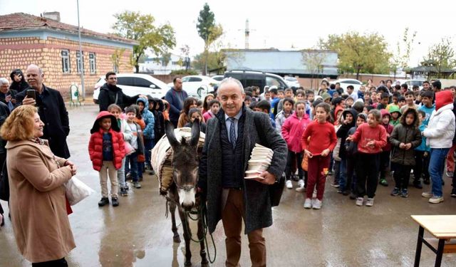 İmza gününe eşekle geldi