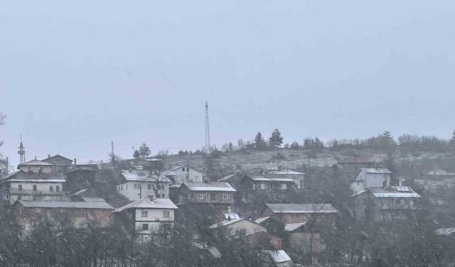 Kastamonu’da kar yağışı başladı, yollar beyaza büründü