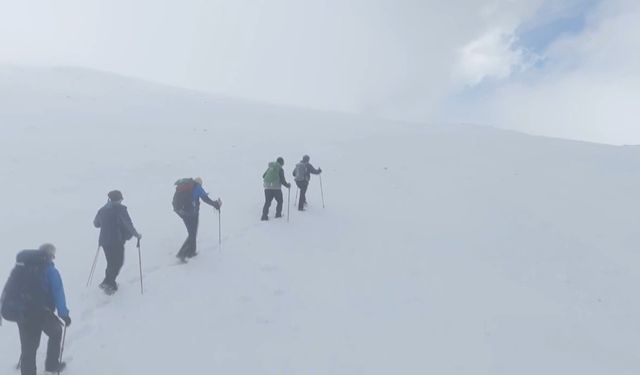 (Özel) Zirveye çıkan dağcılara Uludağ’da sezonun ilk kar sürprizi