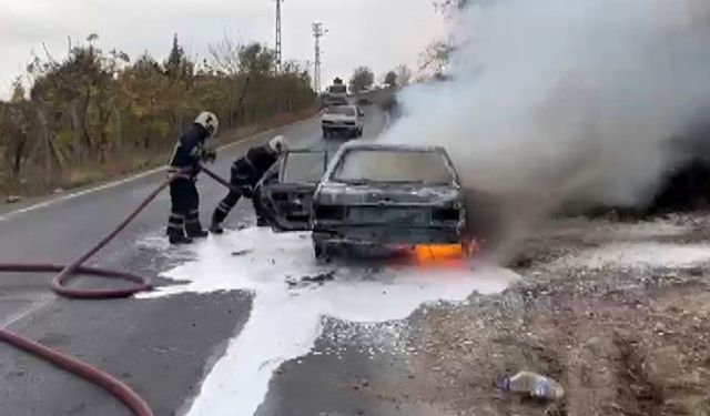 Park halindeki otomobil çıkan yangında küle döndü