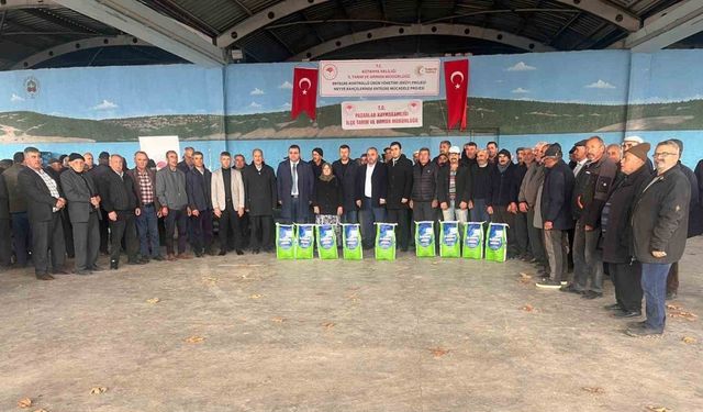 Pazarlar’da üreticilere ’Bordo bulamacı’ dağıtıldı