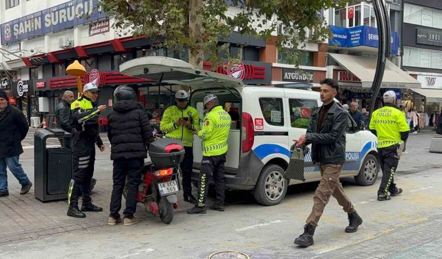 Polis, girilmesi yasak olan caddeye giren sürücülere göz açtırmadı