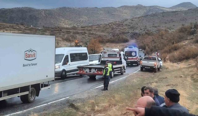 Siirt’te virajı alamayan tır devrildi: 1 yaralı