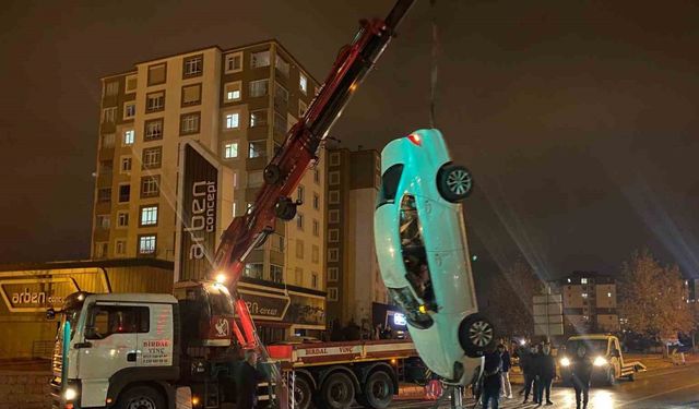 Takla atan otomobilinin kapıları zarar görmesin diye vinç getirtti