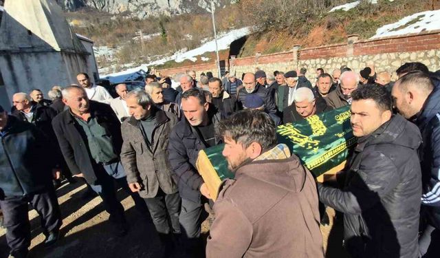 Tırın çarptığı gazeteci dualarla son yolculuğuna uğurlandı