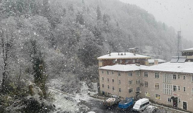 Rize’de kar ilçe merkezine düştü, tatil başladı