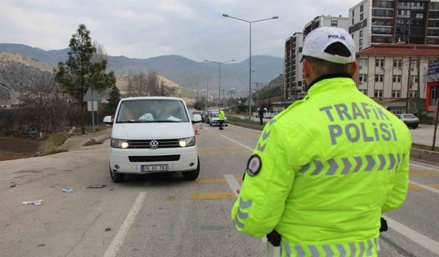 Amasya’da polisi görünce kaçan minibüsten 20 kaçak göçmen çıktı