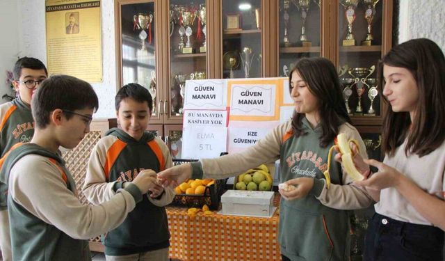 Amasyalı öğrencilerden ‘Güven Manavı’nda kasiyersiz alışveriş