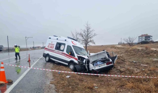 Ambulansla otomobil çarpıştı: 1 kişi hayatını kaybetti