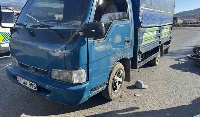 Antalya’da kamyonetle çarpışan motosikletli yaralandı