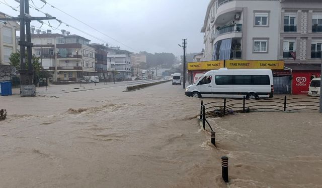 Antalya’da sağanak yağmur yollarda ve tarım arazilerinde su baskınlarına sebep oldu