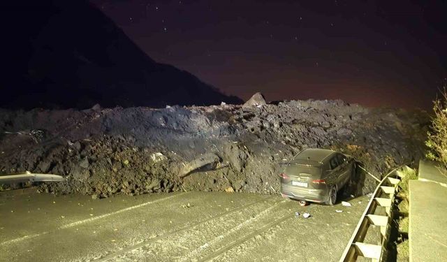 Arhavi'de heyelan, Karadeniz sahil yolu ulaşıma kapandı