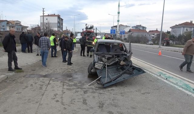 Aydınlatma direğine çarpan Fiat Tofaş hurdaya döndü: 2 yaralı