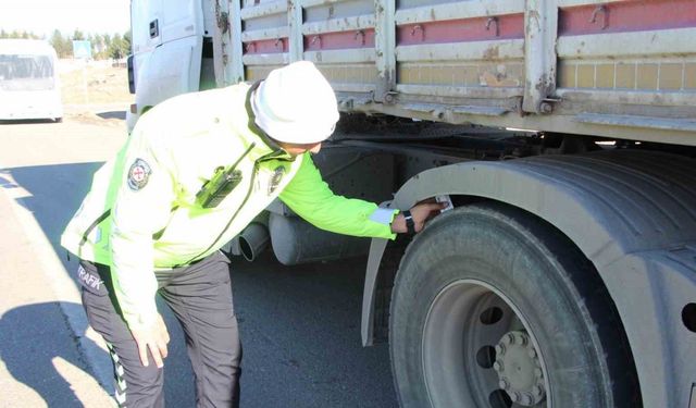 Batman’da trafik ekiplerinden ticari araçlarda kış lastiği denetimi