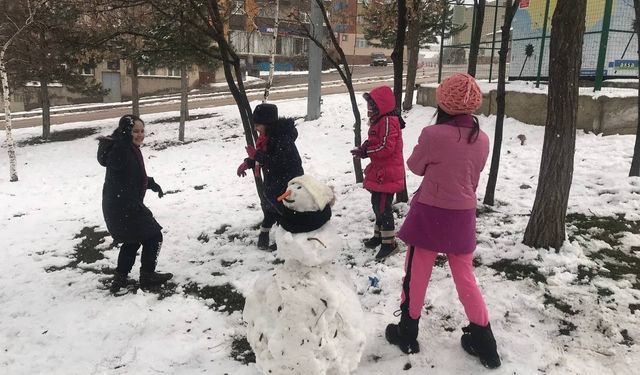 Bayburt’ta çocukların kar eğlencesi