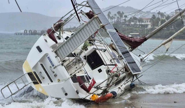 Bodrum’da fırtına ve yağış etkili oldu, yelkenli tekne karaya vurdu