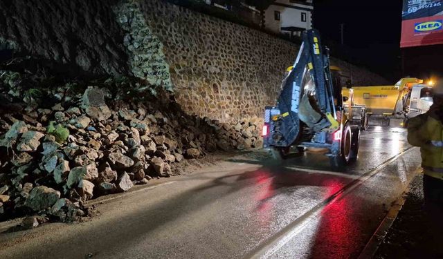 Bodrum’da istinat duvarı karayoluna çöktü