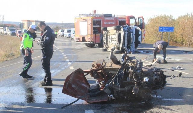 Çanakkale’de traktörün ikiye bölündüğü trafik kazasında 2 kişi yaralandı