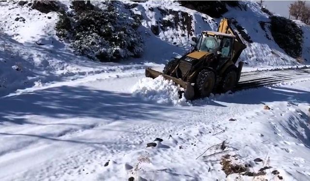 Diyarbakır’da kardan kapanan yollar ulaşıma açıldı