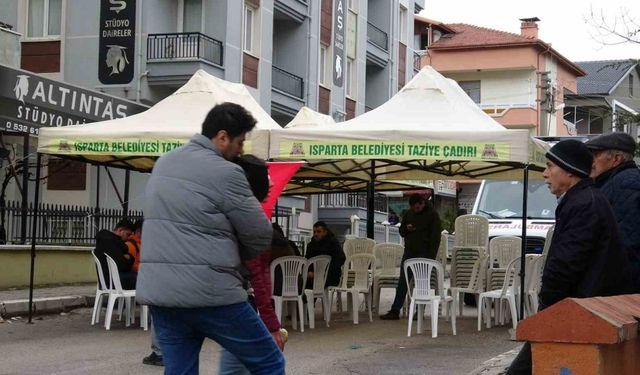 Düşen helikopterde şehit olan Astsubay İpek’in evinin önüne taziye çadırı kuruldu