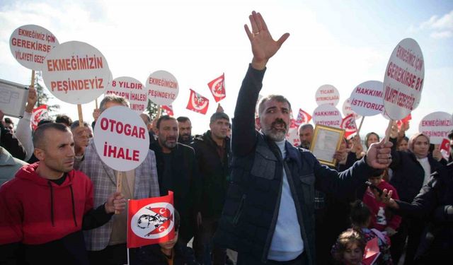 Edirne’de çalışma ruhsatı iptal edilen turizm firması belediye önünde eylem yaptı