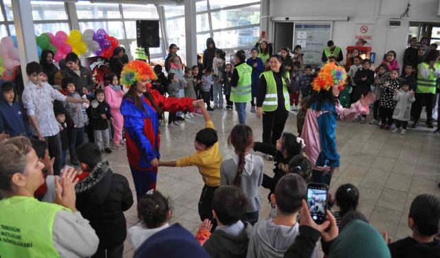 El ele veren hayırseverler 450 çocuğa unutulmaz bir gün yaşattı