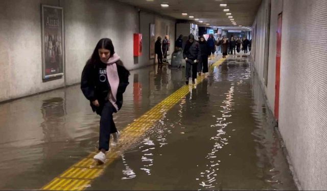 Fatih’te Metro’nun yaya alt geçidini su bastı: Vatandaş su içinde yürümek zorunda kaldı