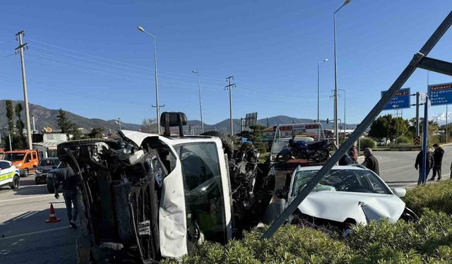 Fethiye’de çekiciye çarpan otomobildeki üç kişi yaralandı