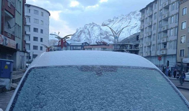 Hakkari’de araçların camlarını buz tuttu