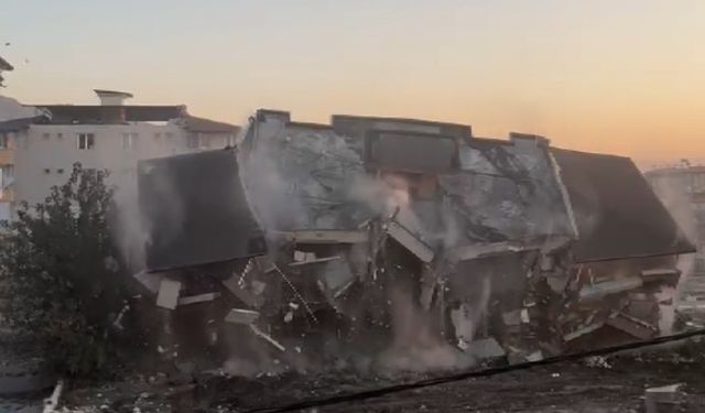 Hatay’da 5 katlı binanın kontrollü yıkımı kameraya yansıdı