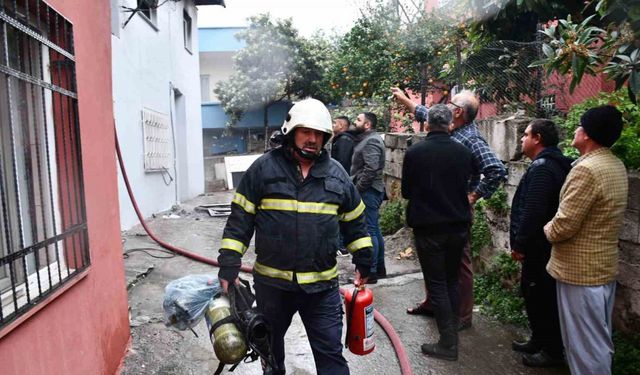 Hatay’da alevlere teslim olan ev kullanılmaz hale geldi