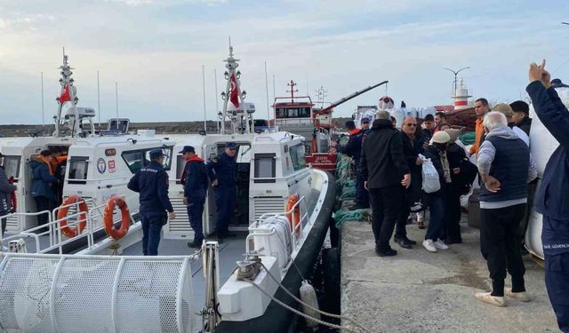 Heyelan bölgesindeki vatandaşlar Sahil Güvenlik ve balıkçı tekneleri ile taşındı