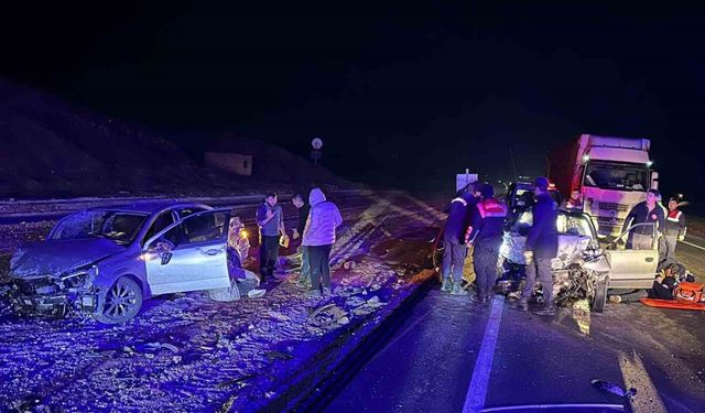 Kafa kafaya çarpışan iki otomobil hurdaya döndü: 1 ölü, 6 yaralı