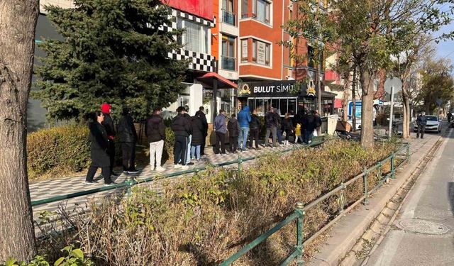 Kahvaltıya sıcak simit almak isteyen vatandaşlar kuyruk oluşturdu