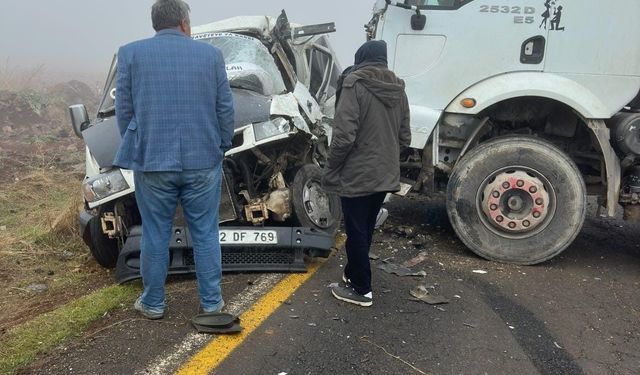 Kamyon ile minibüs çarpıştı: 1 kişi ağır yaralandı