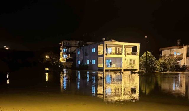 Manavgat’ta büyükşehir ekipleri 51 su baskınına müdahale etti