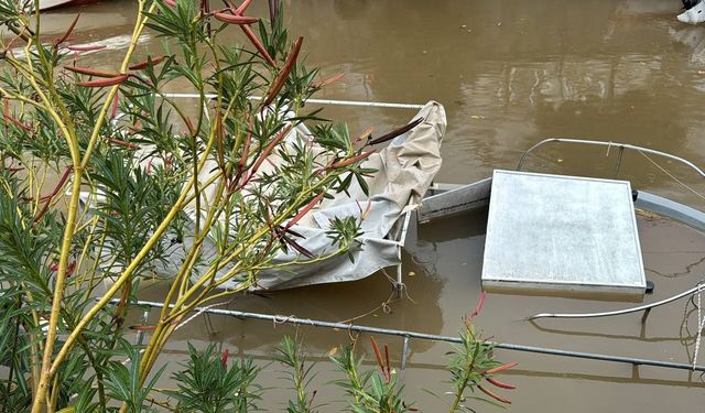 Marmaris’te sağanak etkili oldu, balıkçı teknesi suya gömüldü