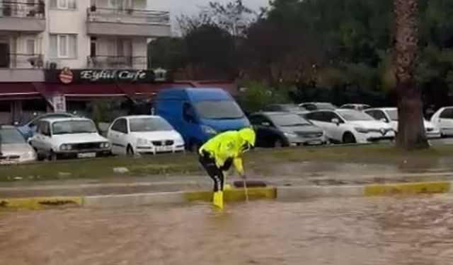 Milas’ta trafik ekipleri sağanak yağışta vatandaşların yardımına koştu